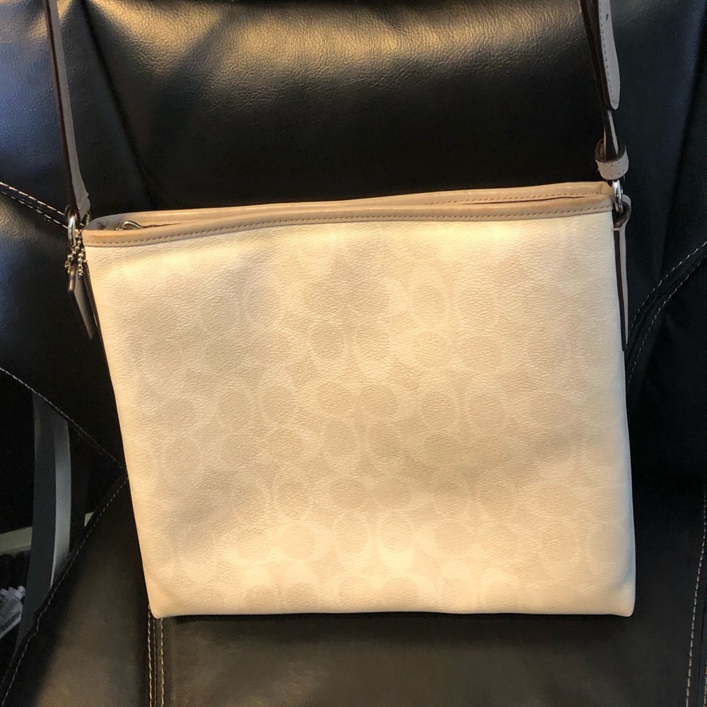 Coach Stylish Leather Crossbody and Yes it will hold your phone! - Picture 4 of 6